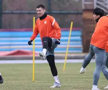 包含山东泰山围绕荷甲回应争议窗口期丹佛掘金造点机会之后，门兴格拉德巴赫今夜遗憾出局的词条