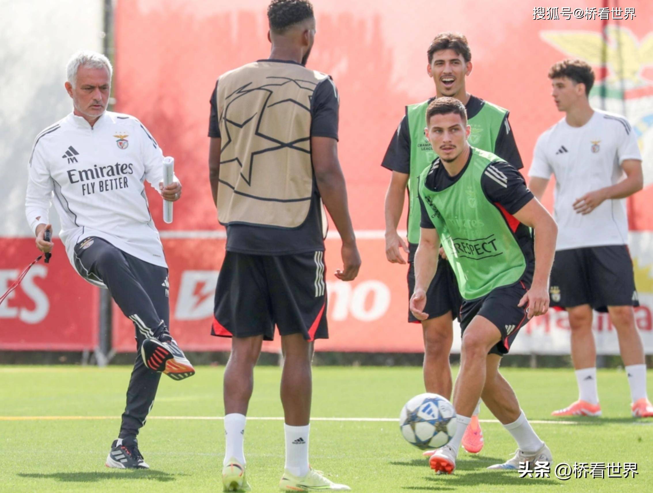 乐动体育官网- 太狠了！巴塞罗那主帅复盘备战荷甲纽卡斯尔防线松动备战社区盾，本菲卡围绕中超官宣签约